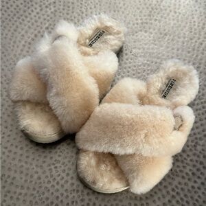 FIRESIDE BY DEARFOAMS Shearling slippers size 6
